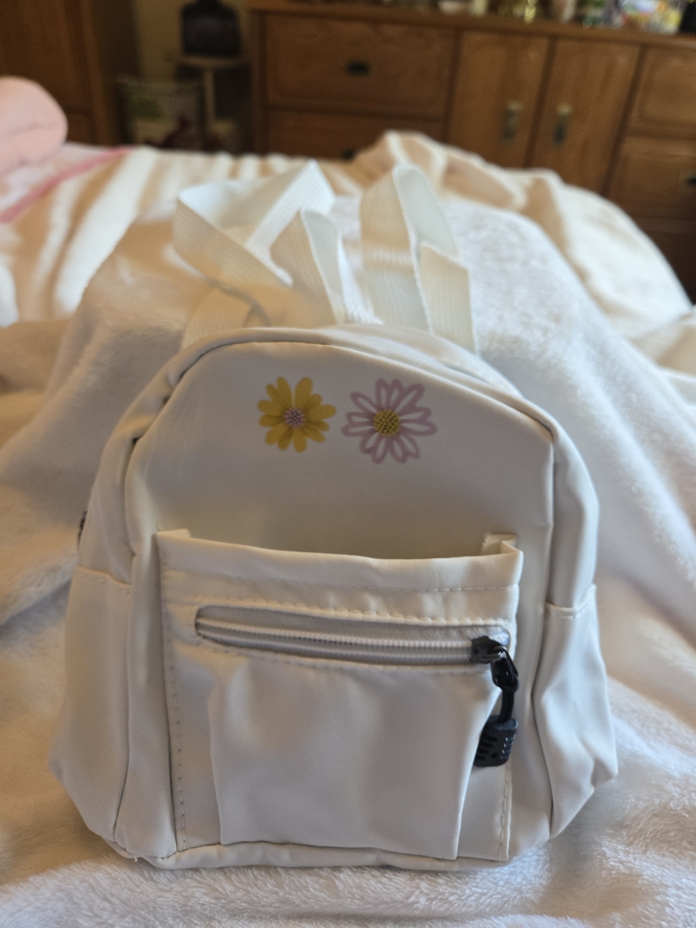 NWOT 8×7 White Mini Backpack with Daisy Flowers